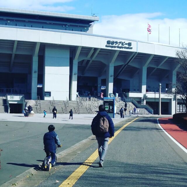 ★趣味、について★

自閉症の特徴として、こだわり、というのがよくいわれます。
例えば、偏食と言われる食へのこだわり、服装や道順などのこだわり、などなど。
そして、興味の幅の限局性もあります。

わたしは小さいころ、お人形遊びが好きだったけど、すぐに違う遊びが好きになったり、大人になってもスポーツ観戦も山登りも、映画をみることも勉強することも、好きなことやりたいことが沢山です。

りくとにはまだ趣味、がありません。
自閉症の子たちにとって、趣味を持つことはとても大変です。新しいことに挑戦する気持ちも少なく、というか、新しいことが怖い、のです。
予測がつかないことは、怖い、のです。

でも、趣味がないと、これから大きくなっていき、自由な時間が出てきたとき、やることがなくなります。結果、いわゆる問題行動に繋がります。
りくとも、いまでもたまに暇な時間にやることがないと、水を触りに行きます。それはお風呂だったり洗面所だったり、台所だったり、トイレだったり。
びちゃびちゃになります。
でも本を読む趣味があれば、その時間少し本を読んでいることができたり、テレビをみて過ごしたりできます。
パズルでも、縄跳びでも、良いのだけど。

いつか勝手に趣味の世界を広げていくことはなかなか難しいのが自閉症。
なので、私達は、どれが好きなのか自分で掴みにいけないりくとに、なにが好きになるのかわからないので色々なことをなるべく経験させようとしています。
つまらなさそうで、やる気もなさそうで、すぐにその場からいなくなってしまうことが多いけど、
バスケットを見に行ったり、
動物園にいったり、
海にいったり。。。

この前は、りくとのイトコがタグラグビーで全国大会にきていたので、埼玉まで応援に行きました！
大きな大きなラグビー場。
30分くらいいれたかな。
そんな機会をつくってくれた甥っ子には感謝感謝です。

３年前はぜーんぜん乗らなくて購入したことを後悔しかけた自転車を、
今はとても楽しく自分から乗りに行く姿をみると、ほんとにどうなるかわからないから、根気よく根気よく一緒にやると実になる日がくるのだな、と。

頑張りすぎず、続けていきたいなとおもいます。

#カラフルモデル
#キッズモデル
#華ひらく所属

#知的障害
#自閉症
#広汎性発達障害
#autism
#asd
#特別支援学校
#ADHD
#聴覚過敏
#過敏