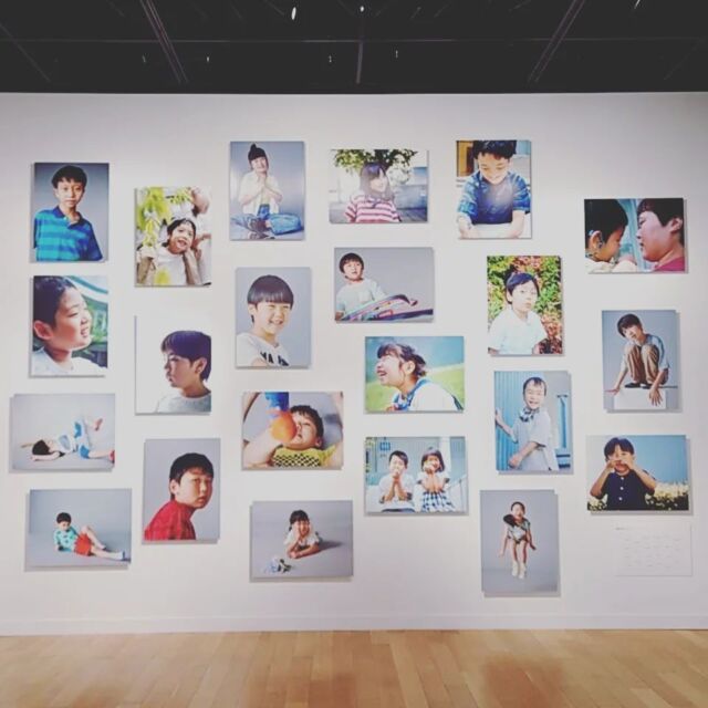 ★東京工芸大学写真学科★

りくとも参加させていただいた、
東京工芸大学100周年を記念した
「100の笑顔展」
が、東京工芸大学6号館ギャラリーで開催されています。
（〜9/29まで。土日もあいてます(^^)）

本当に素敵な写真ばかりで、
写真って芸術なんだ、と改めて。
芸術の1部となることができて、
りくとも、
自分の写真をじーっとみていました。

撮影では、
わたし自身も学生さん達の世界にお邪魔させてもらい、自分の学生時代をおもいだして懐かしい想いとなりました。

関わってくださった学生さん、企画をしてくださった学校さん（教授の方々）、
りくとにも私達にも、やさしい時間を、ありがとうございました(^^)
※フライヤーのお言葉、嬉しかったです

#カラフルモデル
#キッズモデル
#華ひらく所属

#東京工芸大学
#東京工芸大学写真学科
#100の笑顔展

#知的障害
#自閉症
#広汎性発達障害
#autism
#asd
#特別支援学校
#ADHD
#聴覚過敏
#過敏